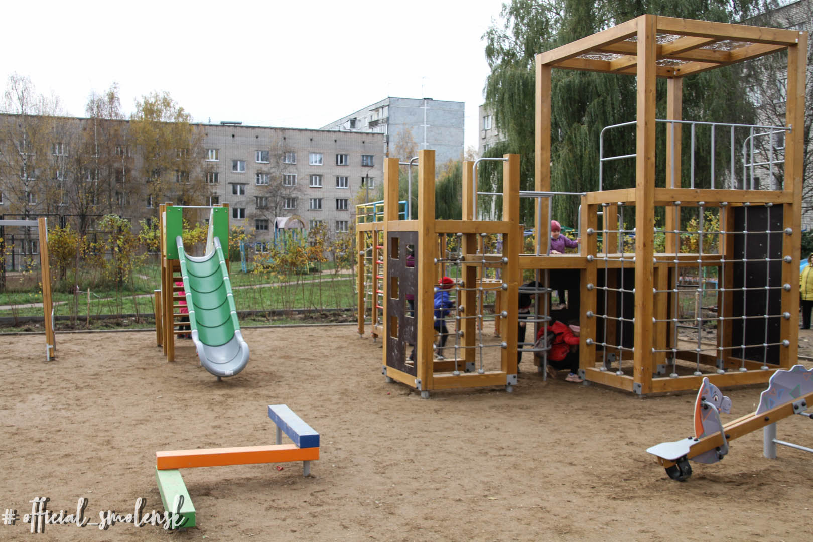 В Ленинском районе Смоленска появился новый игровой комплекс