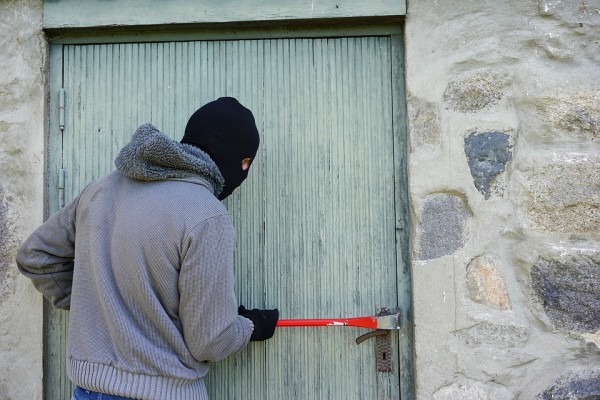 В Смоленске похитители серьезно наследили при краже из частного дома