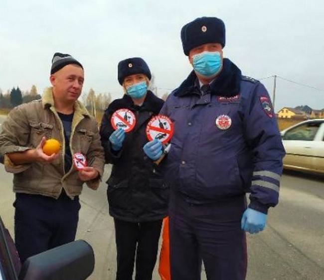 В Смоленской области водителям вручили «витамины трезвости»