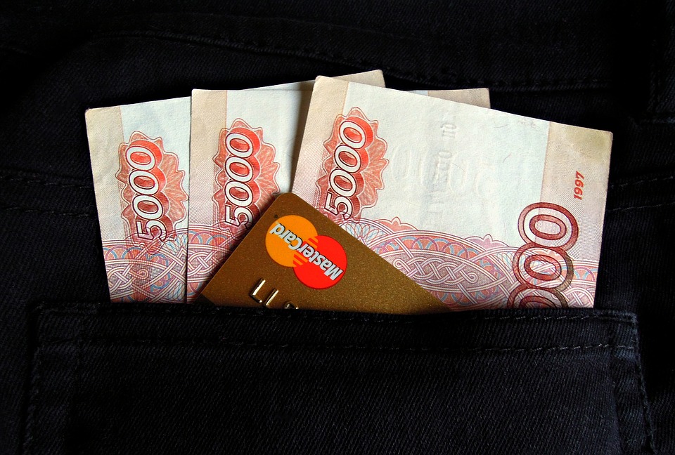 Жительница Вязьмы регулярно похищала деньги с карты знакомого
