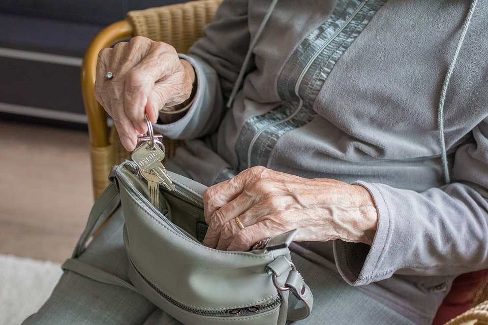 96-летняя жительница Духовщины не запомнила приметы подозреваемых в краже её денег