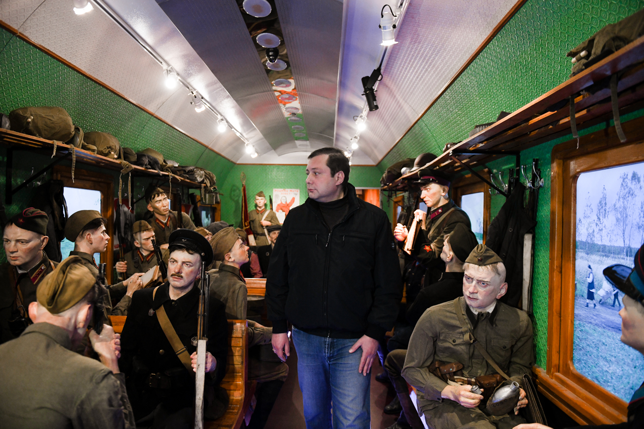 Алексей Островский посетил передвижной музей «Поезд Победы»