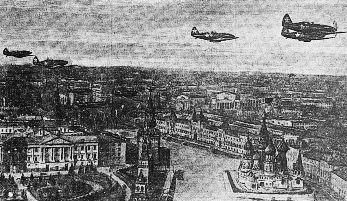 Нападение осуществленное. Первый налёт немецкой авиации на Москву в 1941. Налет немецкой авиации на Москву 22 июля 1941 года. Налеты немецкой авиации на Москву в 1941 году. Немецкие самолеты над Москвой 1941.