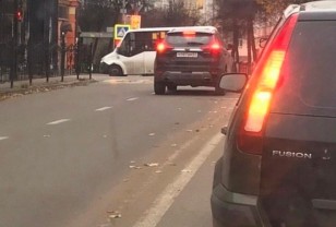 Автомобиль выехал на «встречку» в центре Смоленска