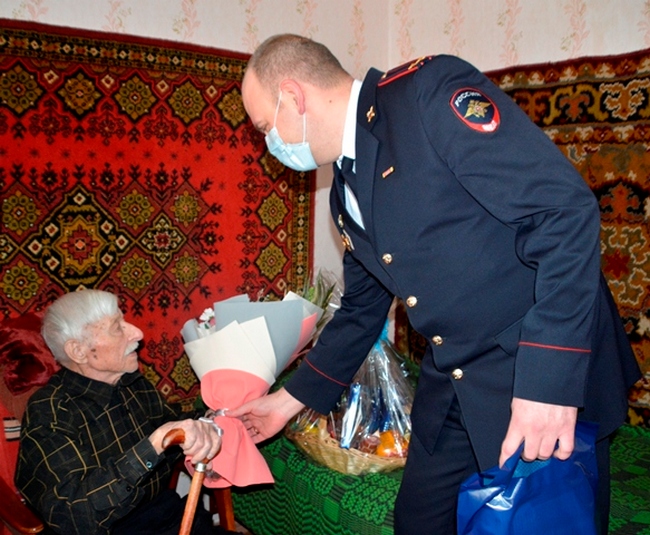 Смоленские полицейские поздравили ветеранов органов внутренних дел
