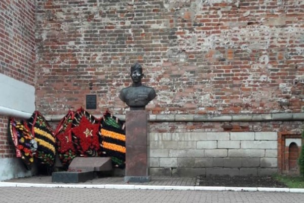 В Смоленске осквернены бюсты в Сквере Памяти Героев