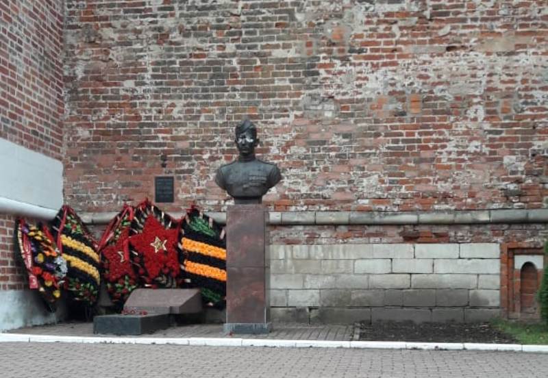 В Смоленске осквернены бюсты в Сквере Памяти Героев