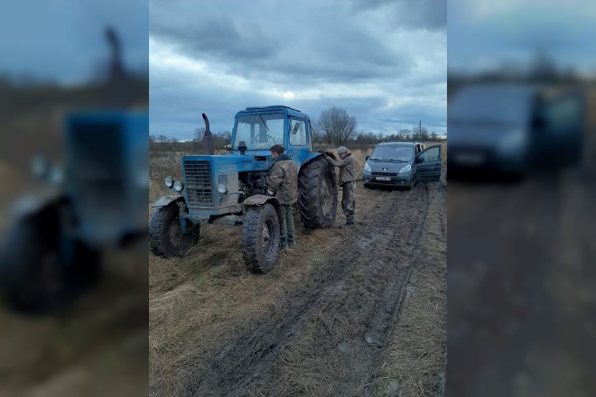 Автомашину с пассажирами в Смоленскую область незаконно затаскивали трактором