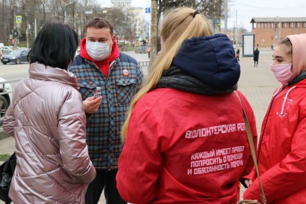 В Смоленске волонтеры поздравили горожан с Днем доброты