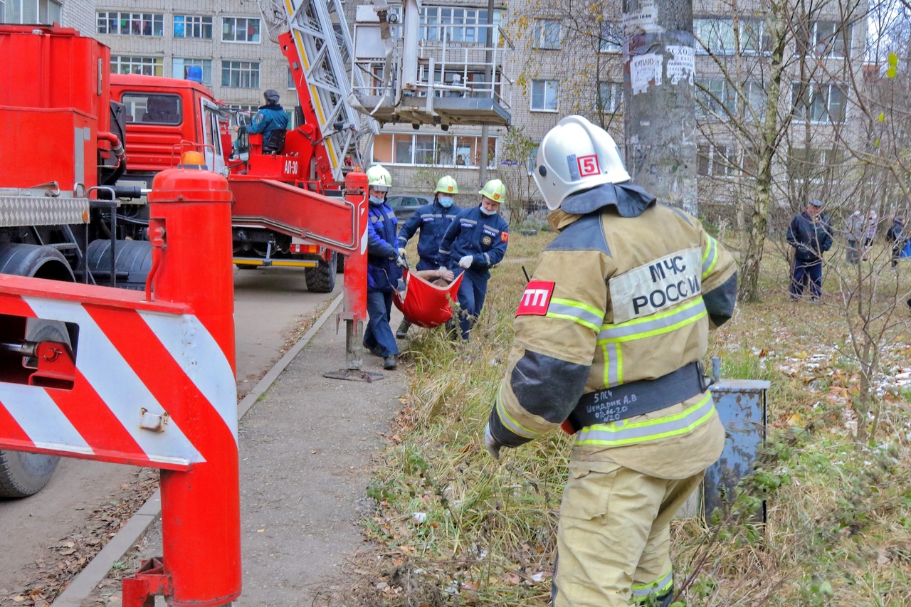 Пожарные спасли двоих мужчин на улице Николаева в Смоленске