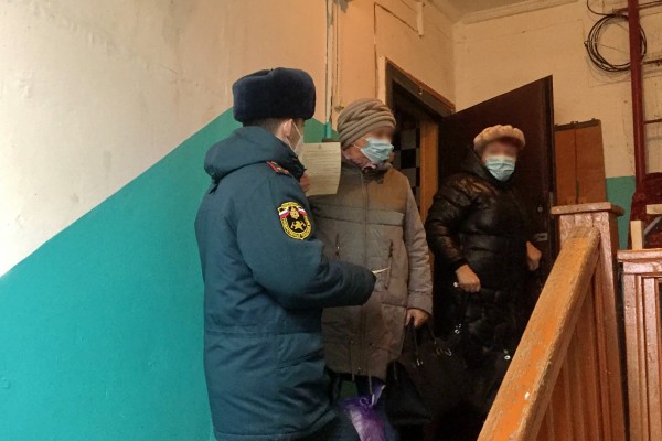 В Смоленске сотрудники МЧС проводят рейды в многоквартирных домах