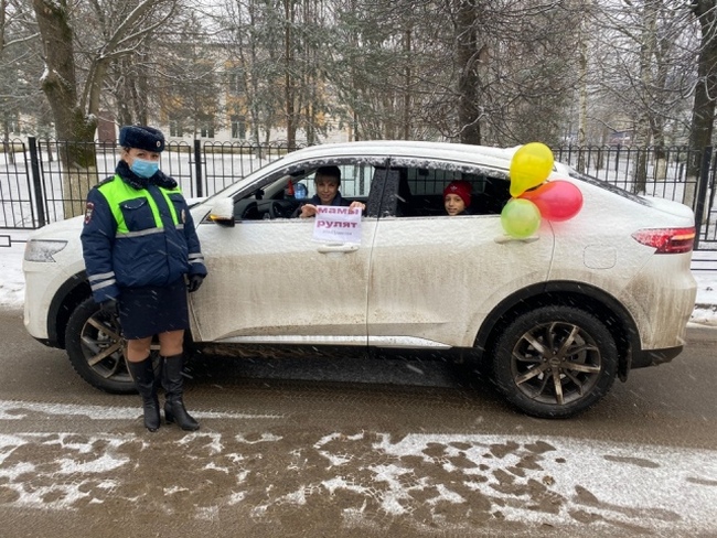 На Смоленщине сотрудники ГИБДД провели акцию «Мамы рулят по правилам»