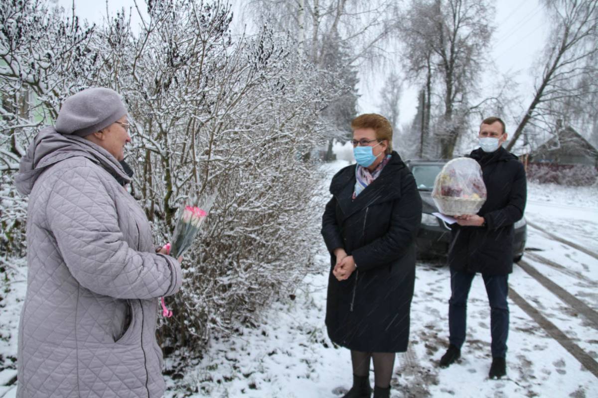 Ольга Окунева поздравила мам смоленских многодетных семьей 