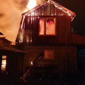 В Рославле огонь с частного дома перекинулся на баню и «Nissan»