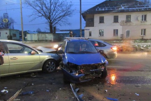 На улице Крупской в Смоленске столкнулись три автомобиля