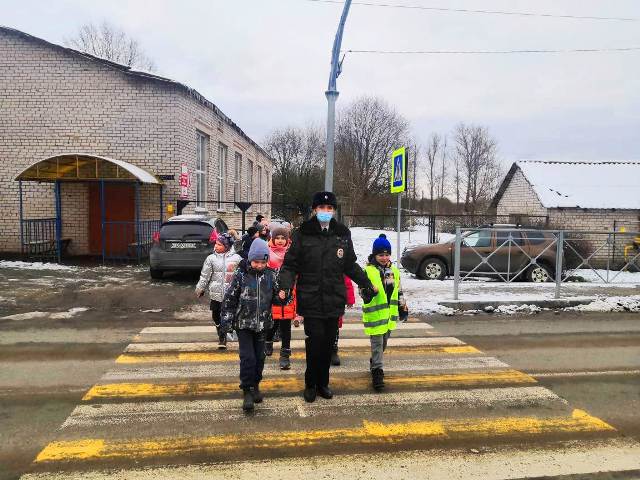 В Смоленской области полицейские провели урок «Внимательный пешеход»