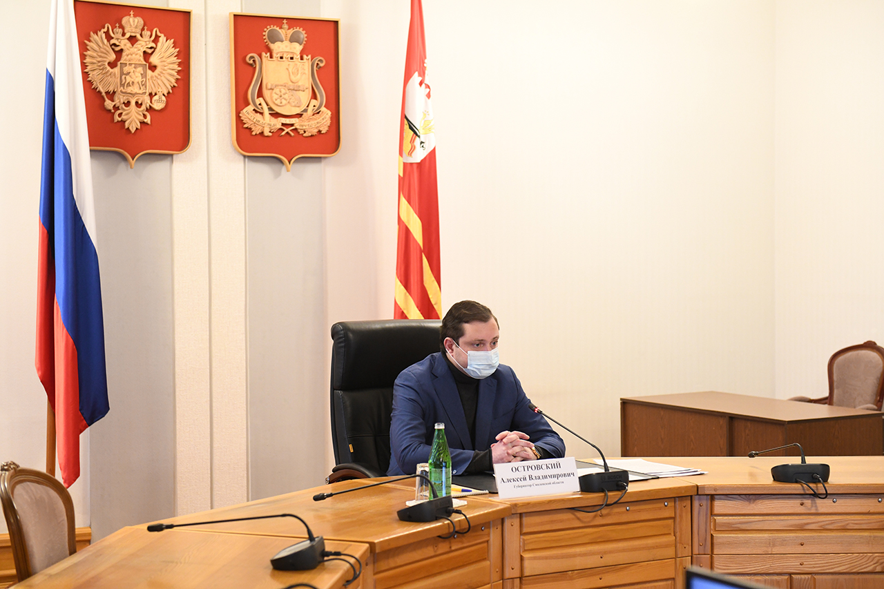 В администрации Смоленской области обсудили систему соцвыплат медикам