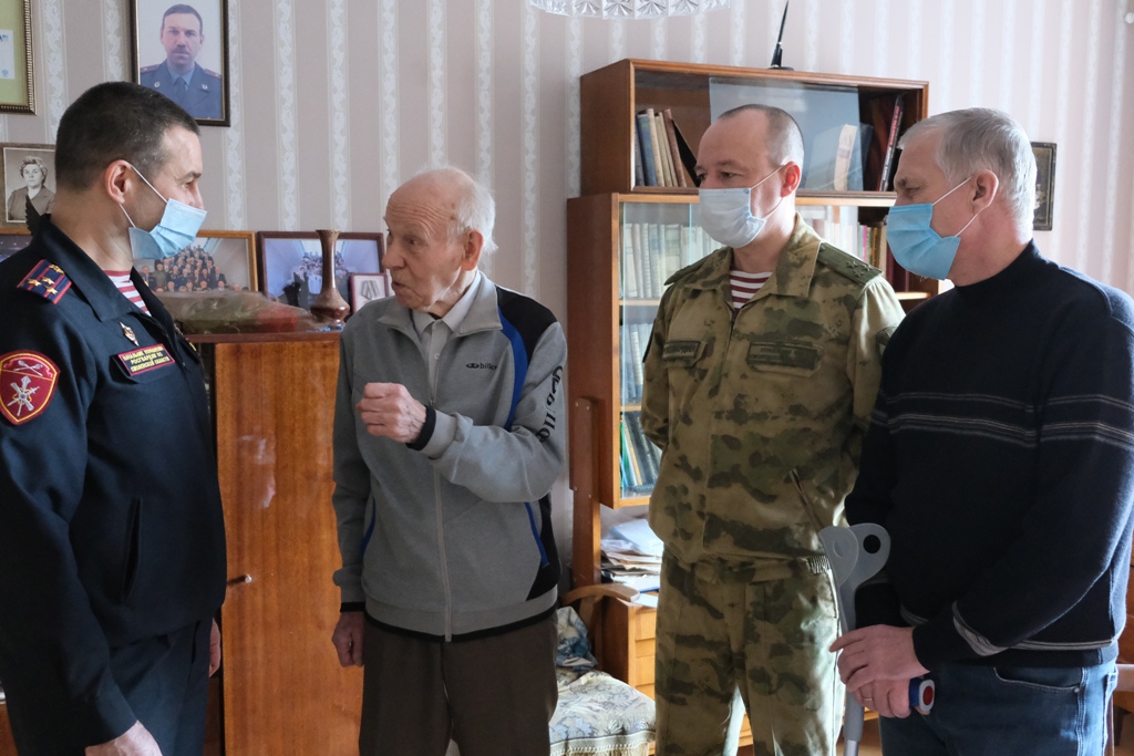 Сотрудники Росгвардии встретились с отцом Героя России Алексея Буханова
