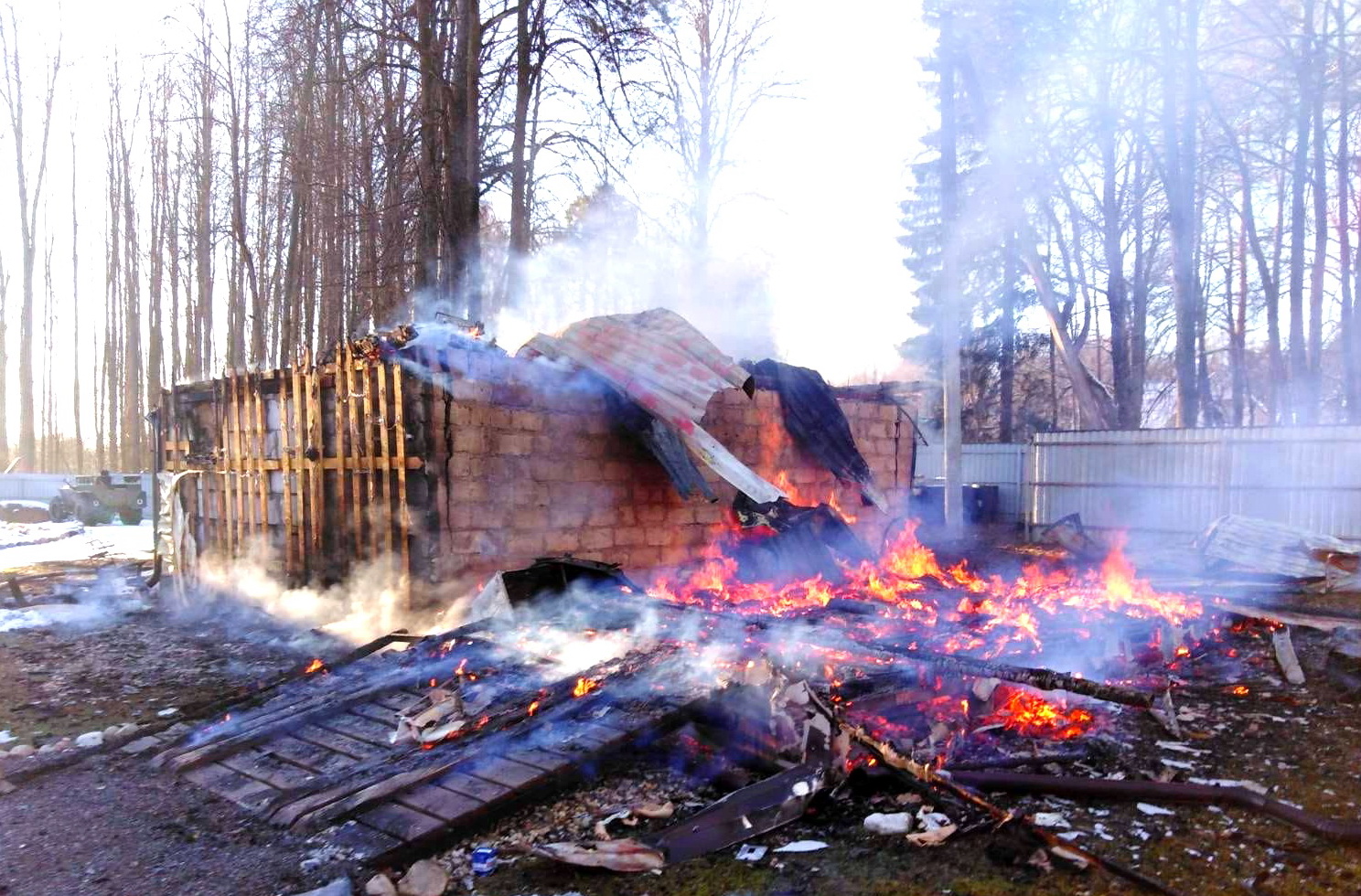 В Гагаринском районе хозяин спас автомобиль из горящего гаража