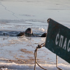 На Смоленщине спасли провалившегося под лёд «рыбака»