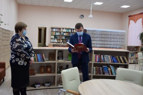 Сотрудники Краснинского районного суда передали книги в библиотеку