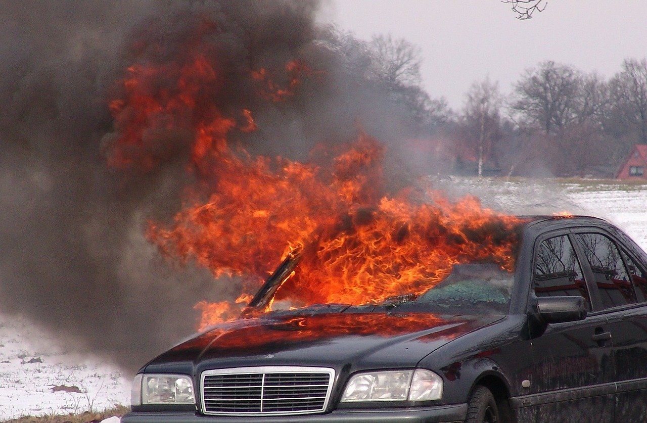 В Кардымовском районе загорелся гараж с двумя автомобилями