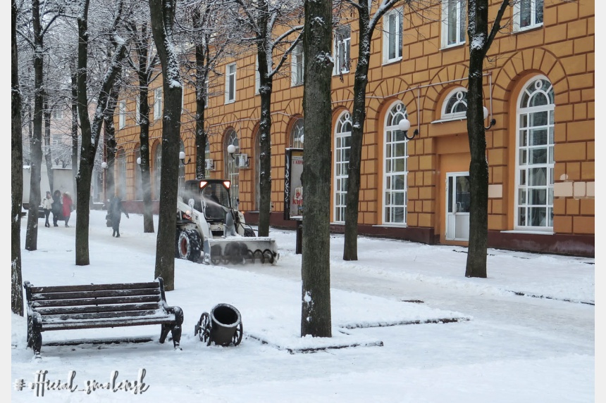 Более 70 единиц спецтехники вышли на уборку снега в Смоленске