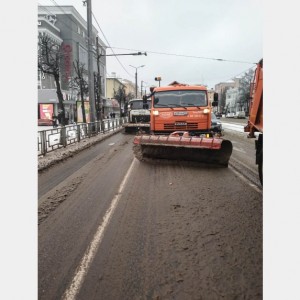 Более 70 единиц спецтехники вышли на уборку снега в Смоленске