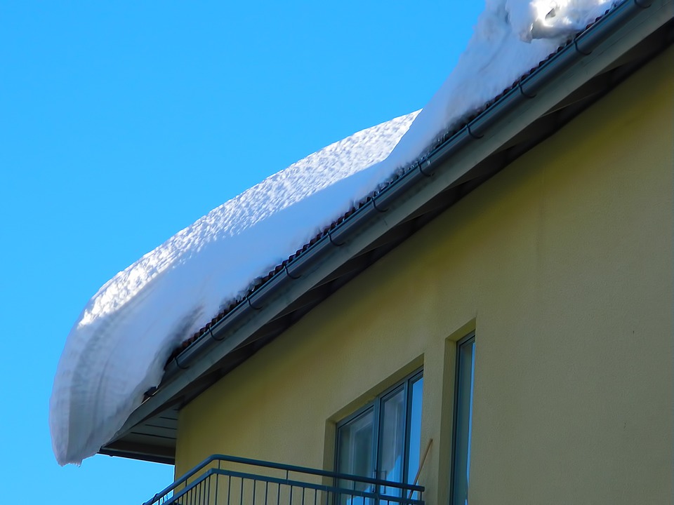 Смоленским коммунальщикам напомнили об ответственности за наледь на крышах