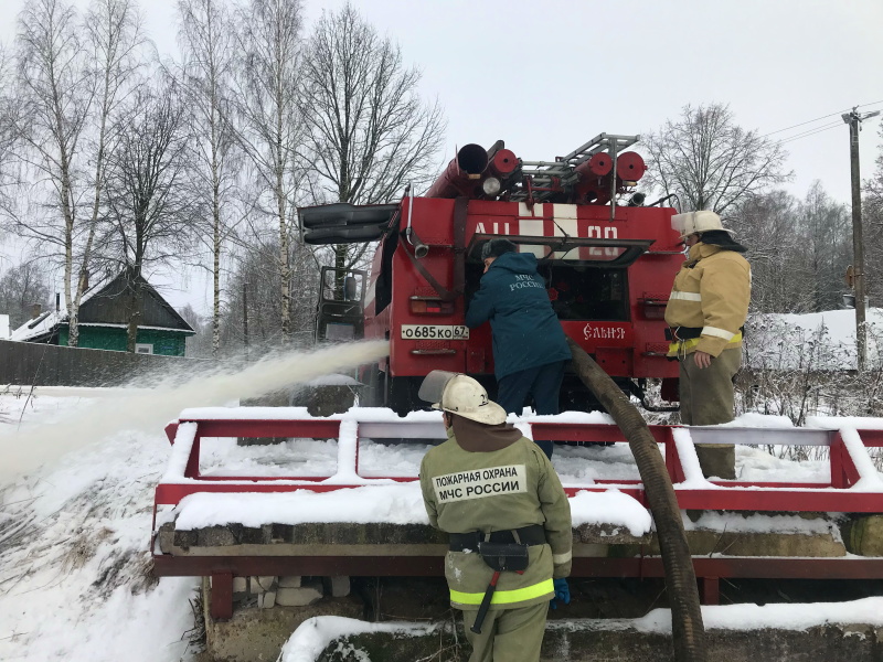 В Ельне спасатели тушили условный пожар