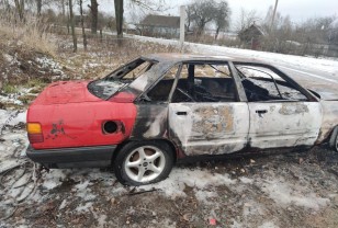 В Монастырщинском районе подержанная Audi 100 сгорела во время ремонта
