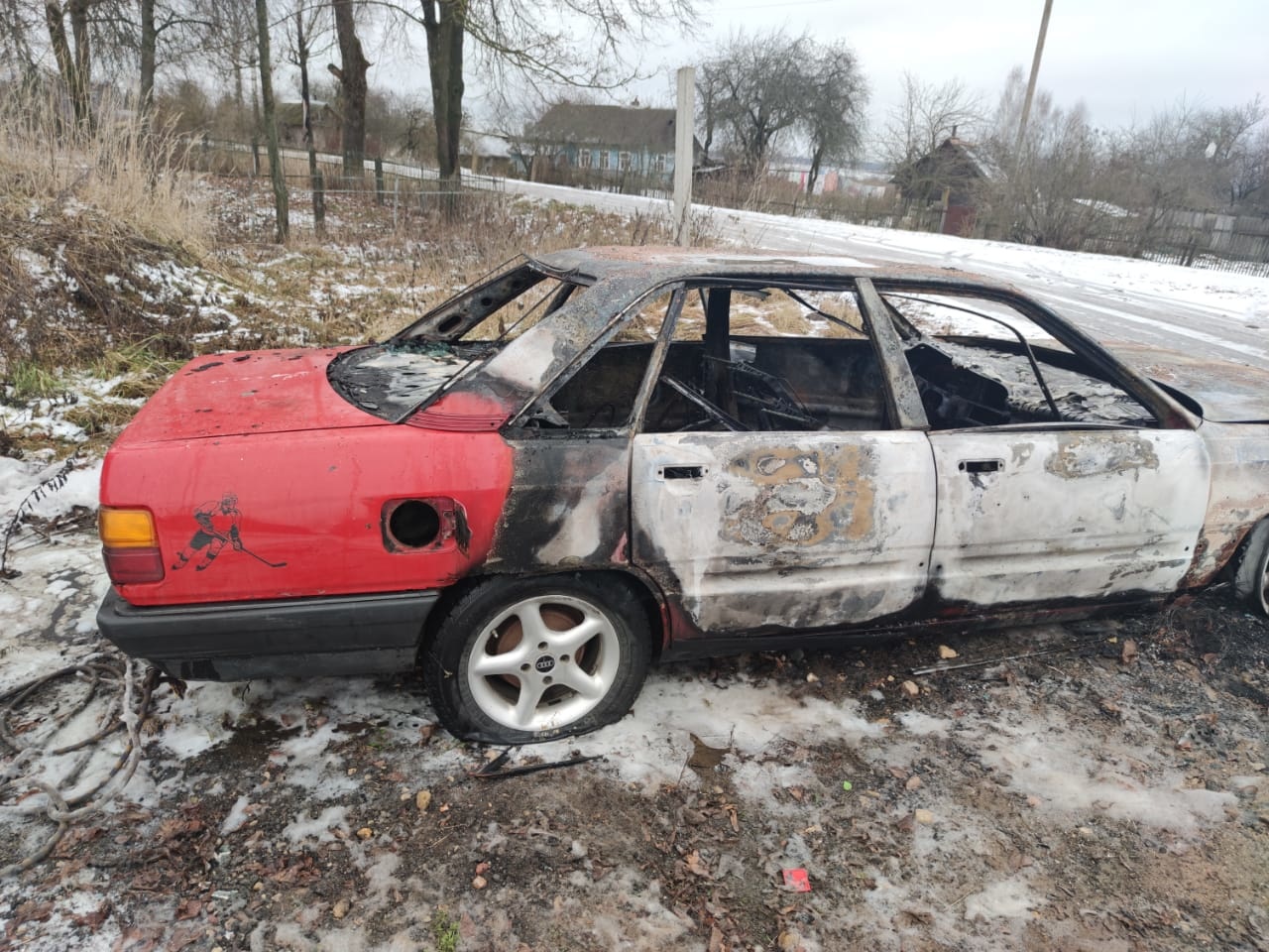 В Монастырщинском районе подержанная Audi 100 сгорела во время ремонта
