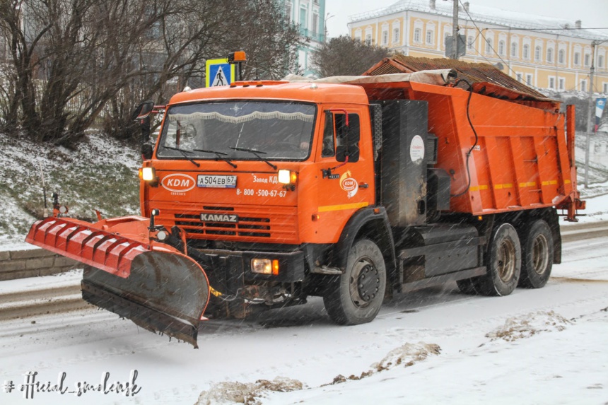 70 единиц спецтехники убирает город Смоленск от снега