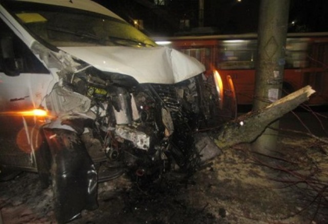 На улице Румянцева в Смоленске два автомобиля врезались в деревья