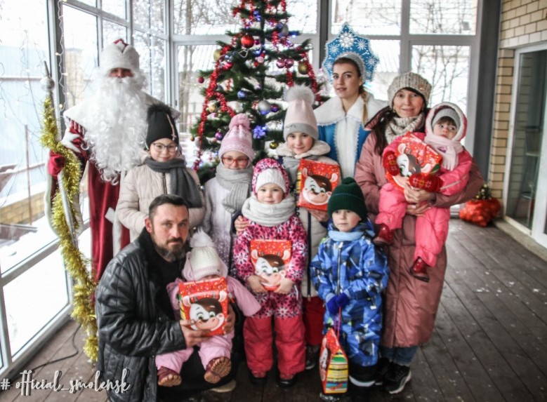 В Смоленске многодетные семьи поздравляют с наступающим Новым годом