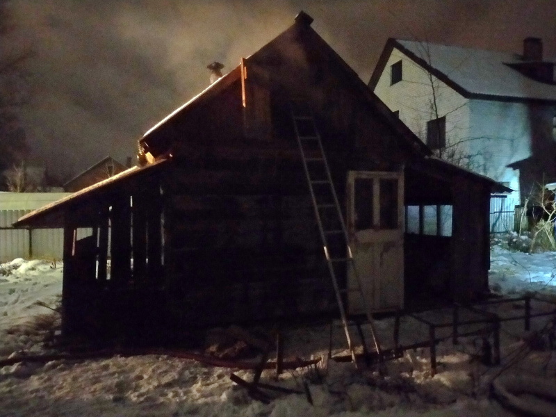 В Смоленске пожарным удалось спасти от огня баню
