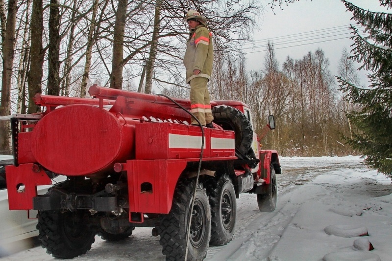 Добровольцев привлекли к тушению пожара в Рославльском районе