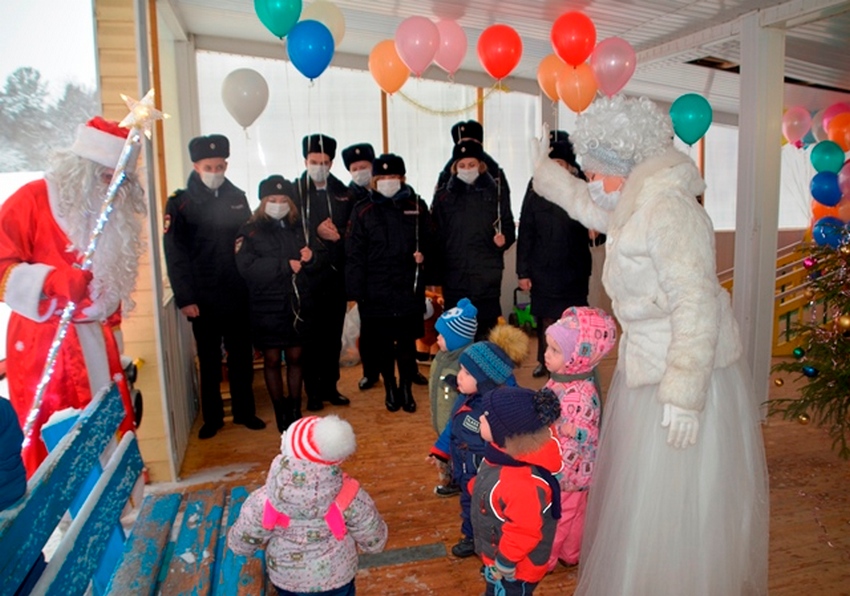 В Смоленске полицейский Дед Мороз поздравил детей из подшефного учреждения