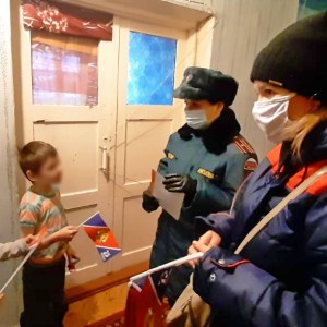 Спасатели обсудили безопасность детей с жителями Вяземского района
