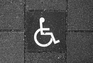 Рославльская прокуратура добилась установки пандуса для инвалида-колясочника