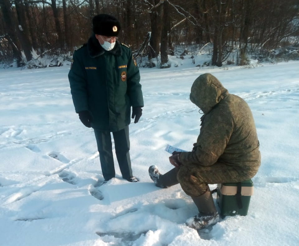 Спасатели предупреждают смоленских рыбаков об опасности выхода на лед