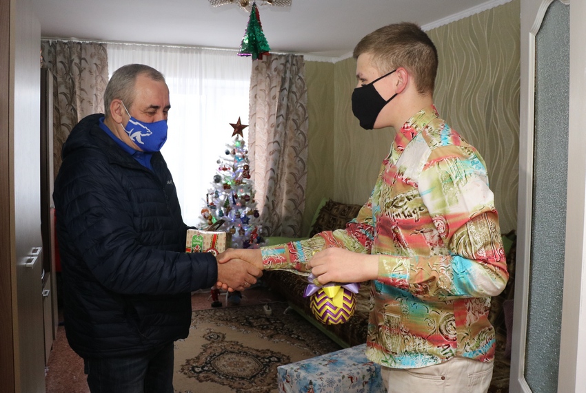 Сергей Неверов присоединился к благотворительной акции «Елка желаний»