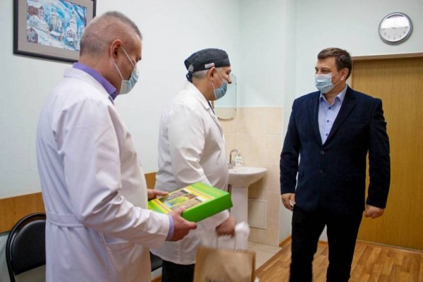 Игорь Ляхов поздравил врачей Смоленской областной больницы