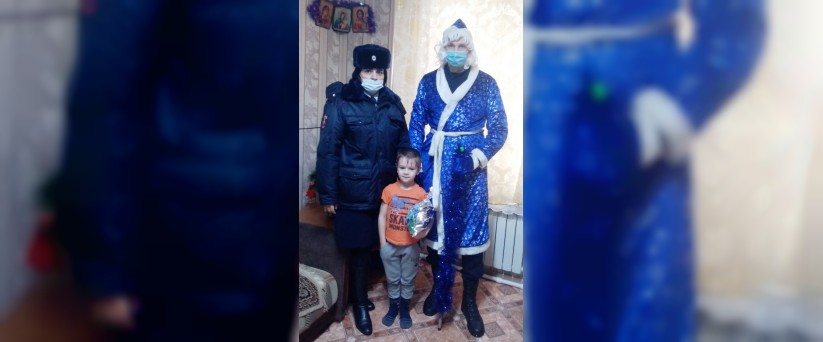 Полицейский Дед Мороз поздравил детей в Велиже 