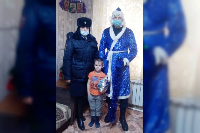 Полицейский Дед Мороз поздравил детей в Велиже 