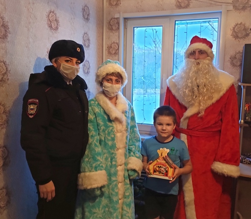 Полицейский Дед Мороз поздравил семьи в Дорогобужском районе