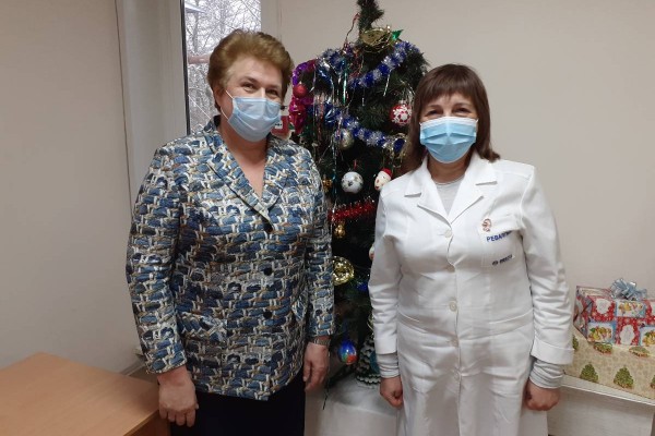 Ольга Окунева лично доставила новогодние подарки сотрудникам скорой помощи