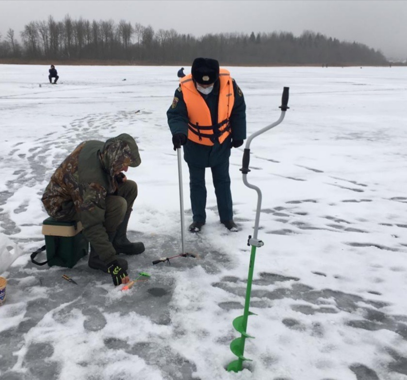 Смоленские любители зимней рыбалки получают инструкции от инспекторов ГИМС