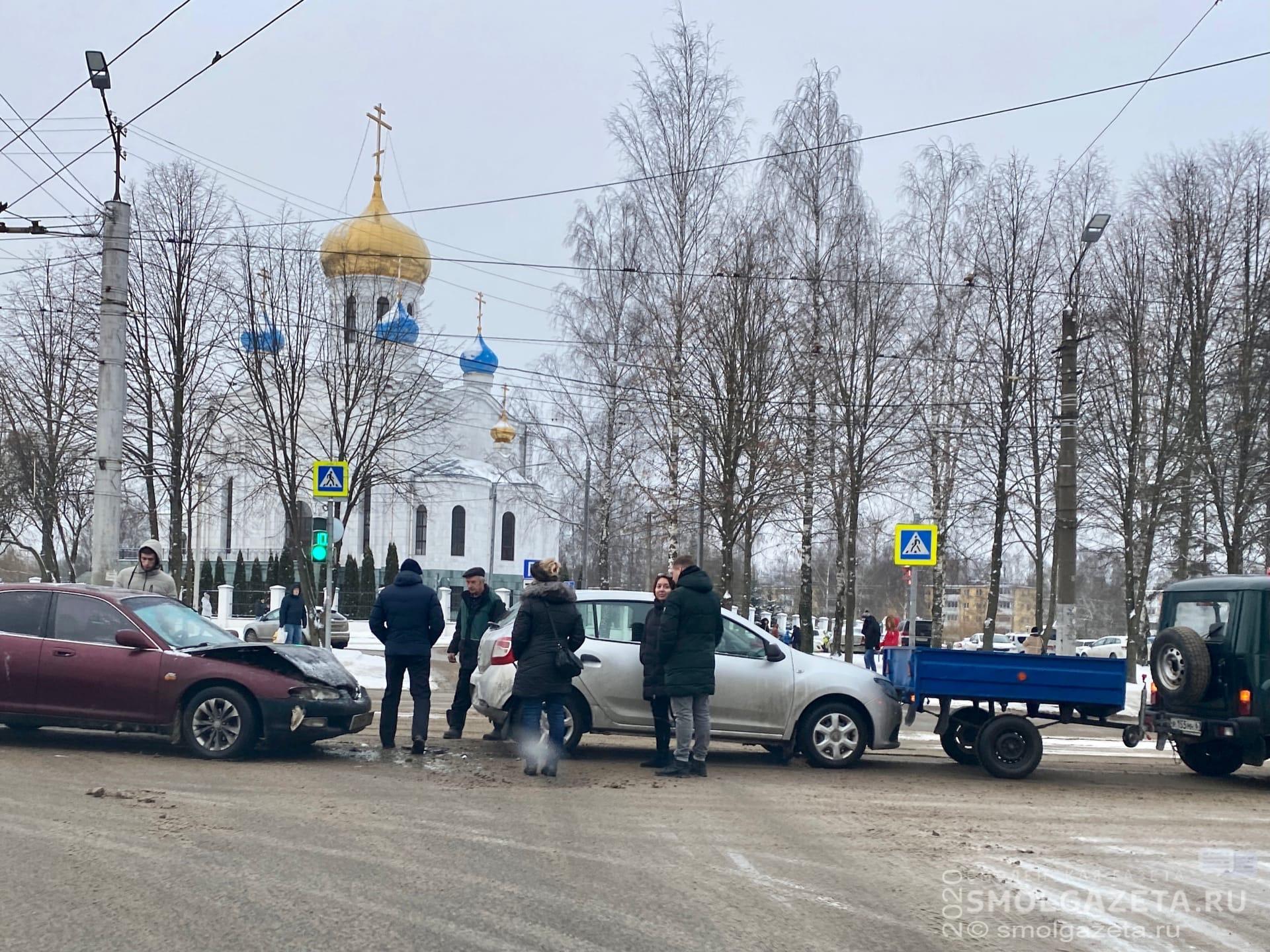 В Смоленске возле торгового центра собрался паровозик из трех машин