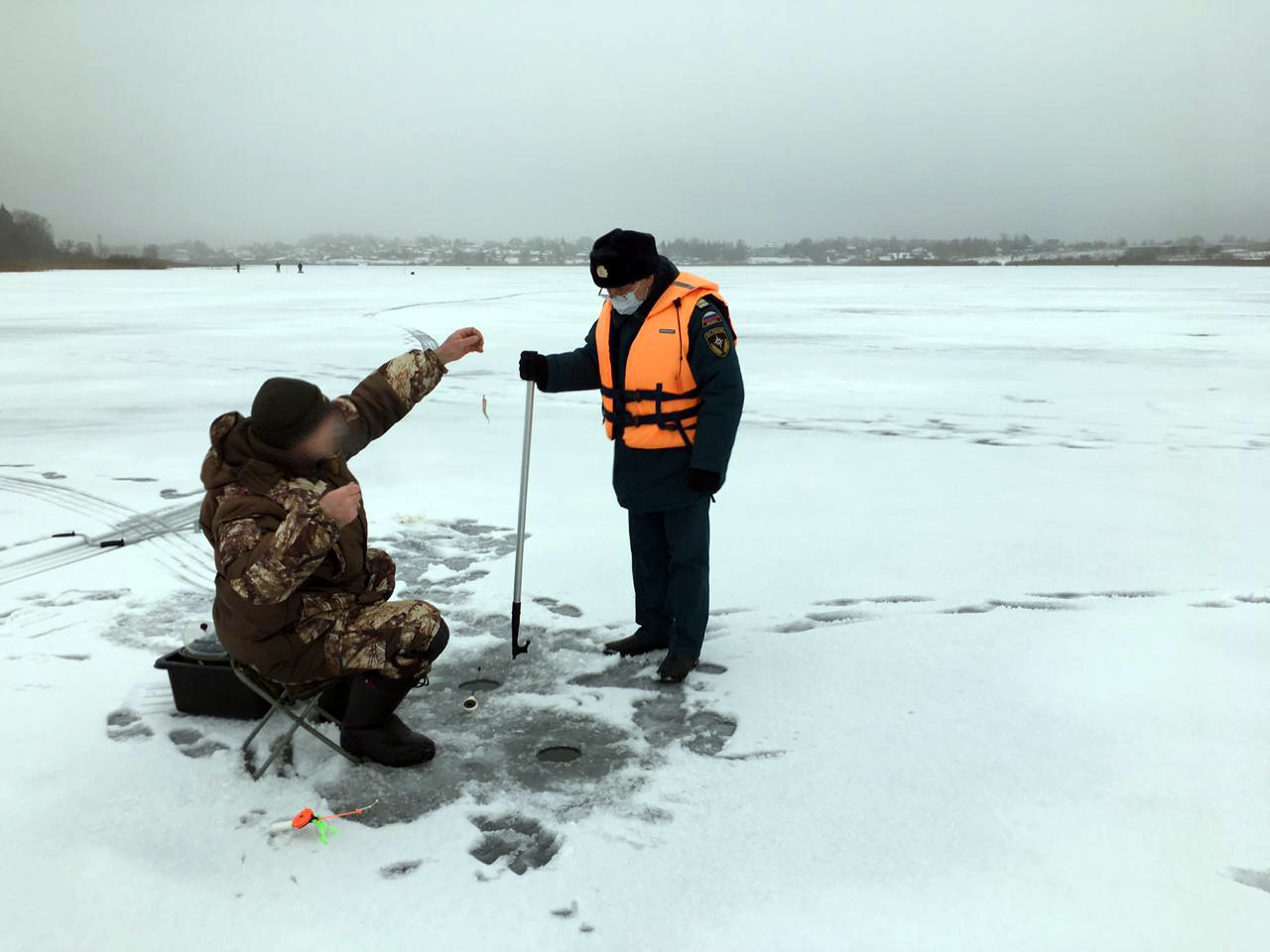 Смоленские спасатели патрулируют излюбленные места рыбаков